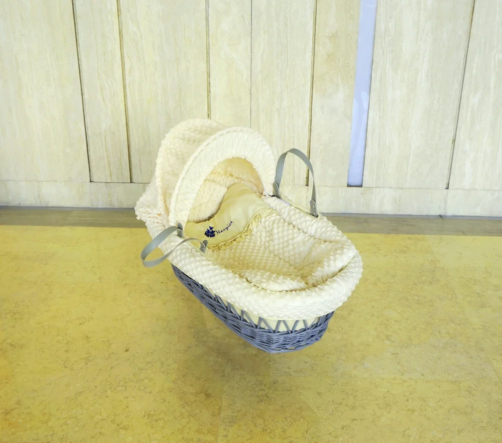 Натуральная плетеная корзина, серый комплект постельного белья, кремовый (навес Minky с рамкой/мягкий бампер/координационное одеяло/матрас/подушка)
