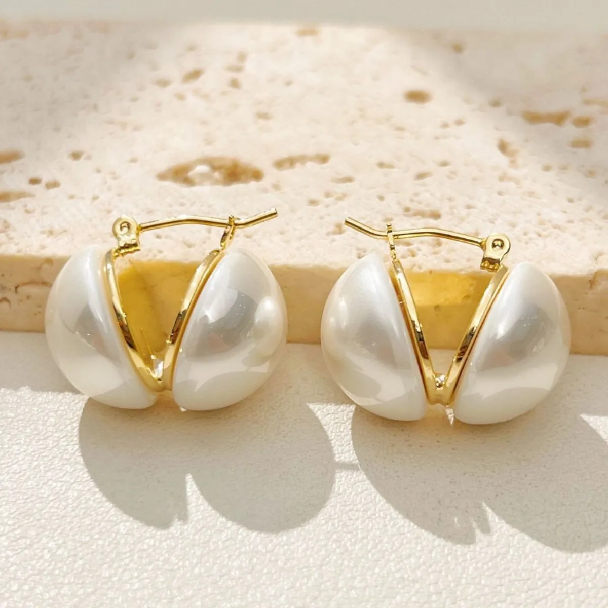 Simple Geometric Pearl Stud Earrings with Gold Plating, Retro and Fashionable Women's Ac