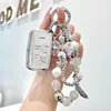 Una cadena de plata+mano