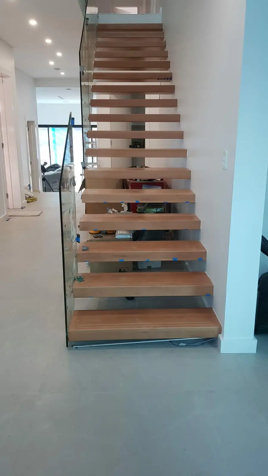 DB Solid Wood Tread Popular Style Apartment Carbon Steel or Stainless Steel304 Floating Straight Stairs for America details