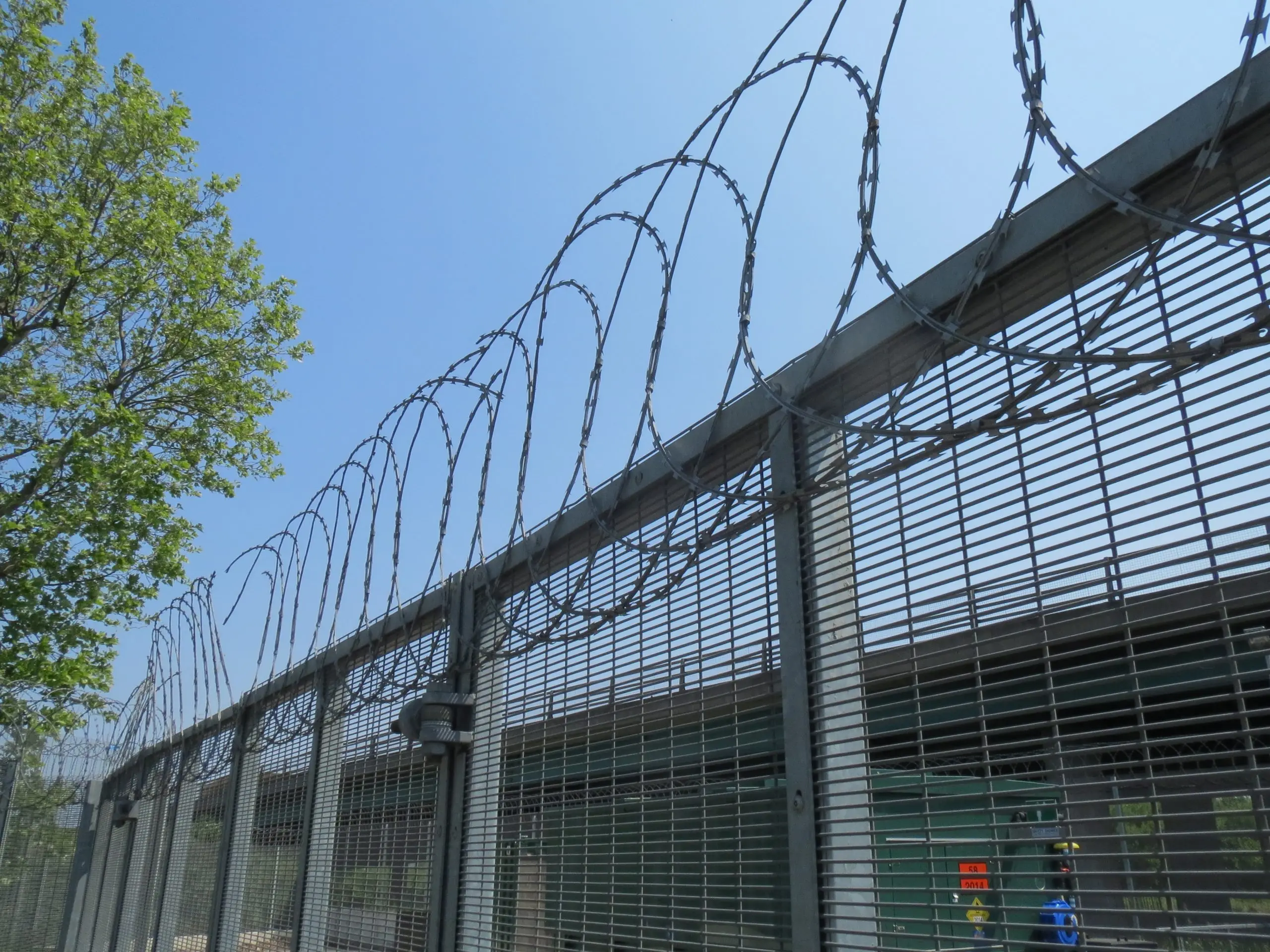 BTO-22 High Security Galvanized PVC Coated Concertina Razor Blade Fencing Wire for Border and Prison Fence Made From Iron Wire