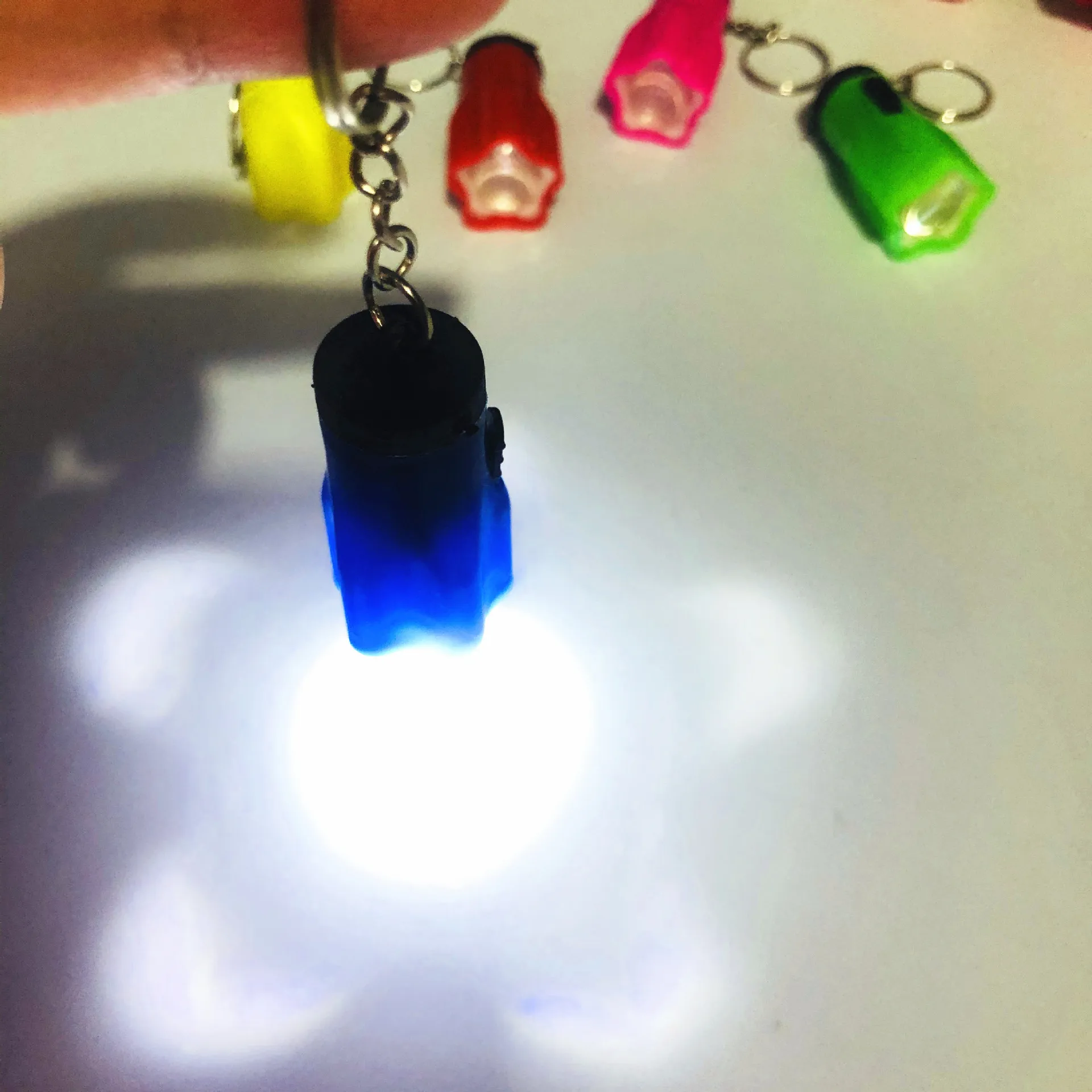 Оптовая продажа пластиковый фонарик яркий светодиодный брелок подарки детские светящиеся