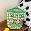 Tres pequeños yendo a la escuela