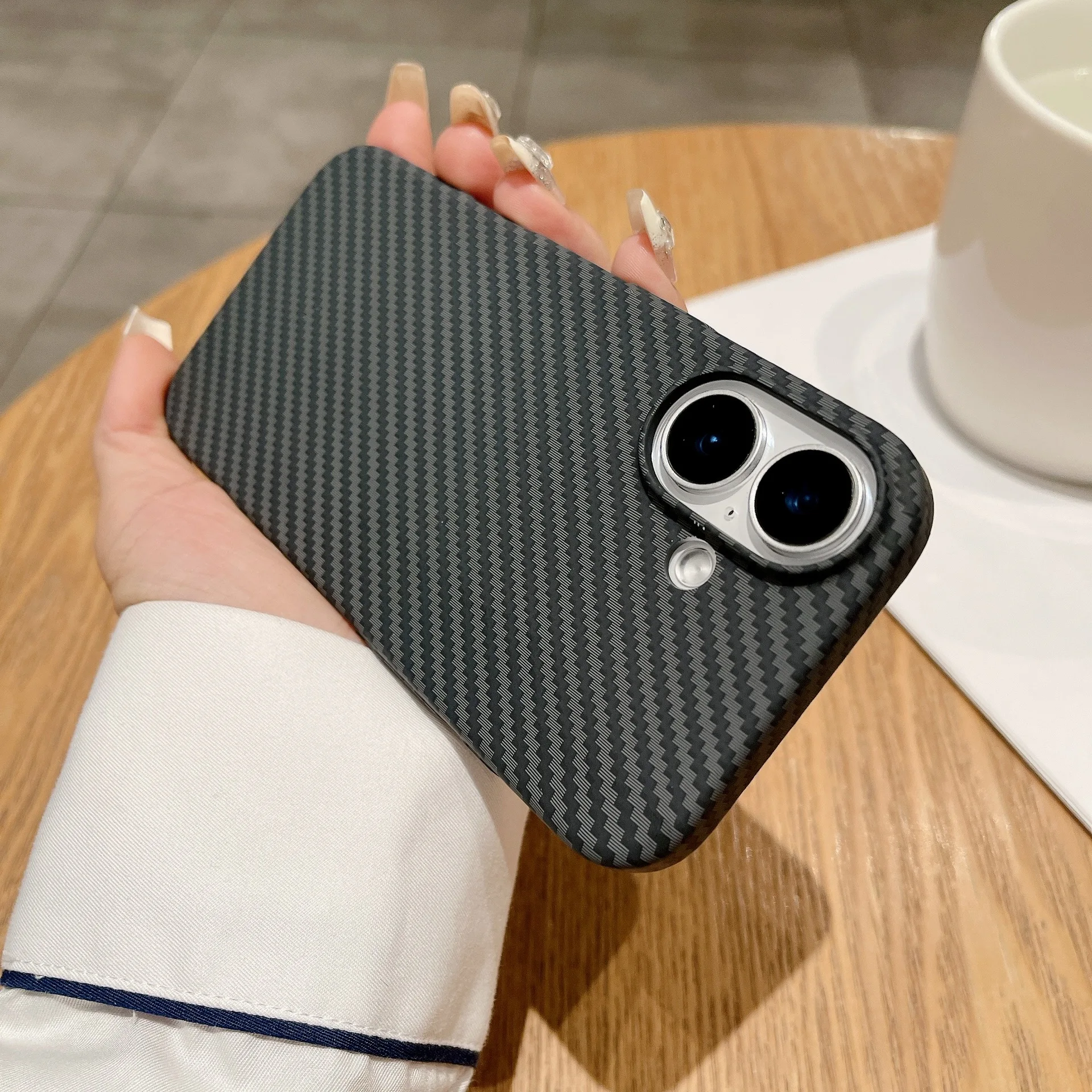 Laudtec Customize Carbon Fiber Texture Phone Case Built-in Magnetic Hard PC Shell Mobile Protective Phone Cover For iPhone 17