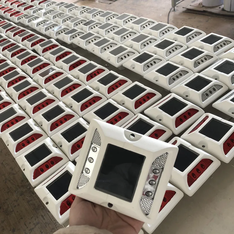 Hot Selling Temporary Rechargeable Emergency LED Flash Traffic Barrier Attached Road Warning Light Solar