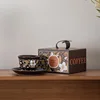 Scatola color nero profondo caffè gelsomino una tazza e un piattino