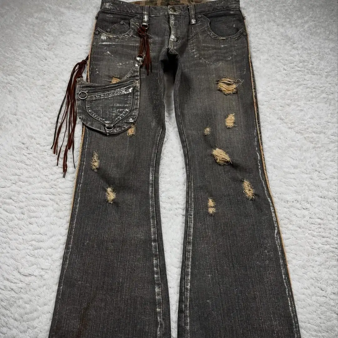 Sérsniðanlegar jeans í 100% bómull í endurkomusstíl með fallegum vökum, skemmdum smáatriðum og spray-litun.