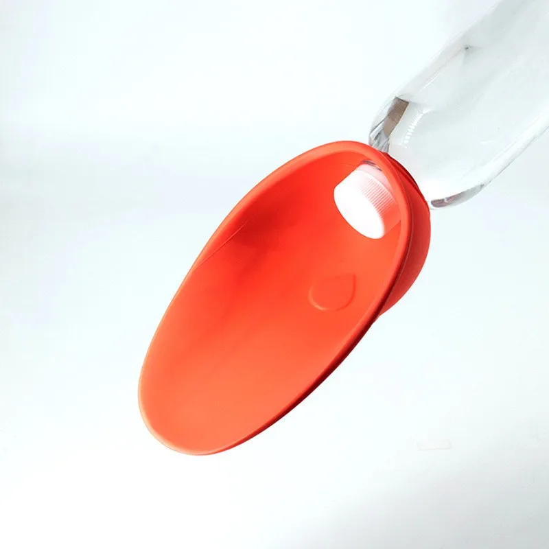 Eco-Friendly Silicone Pet Water Feeder Dispenser for Cats & Dogs Silicone Water Bottle Cap Silicone Pet Drinker for Outdoor