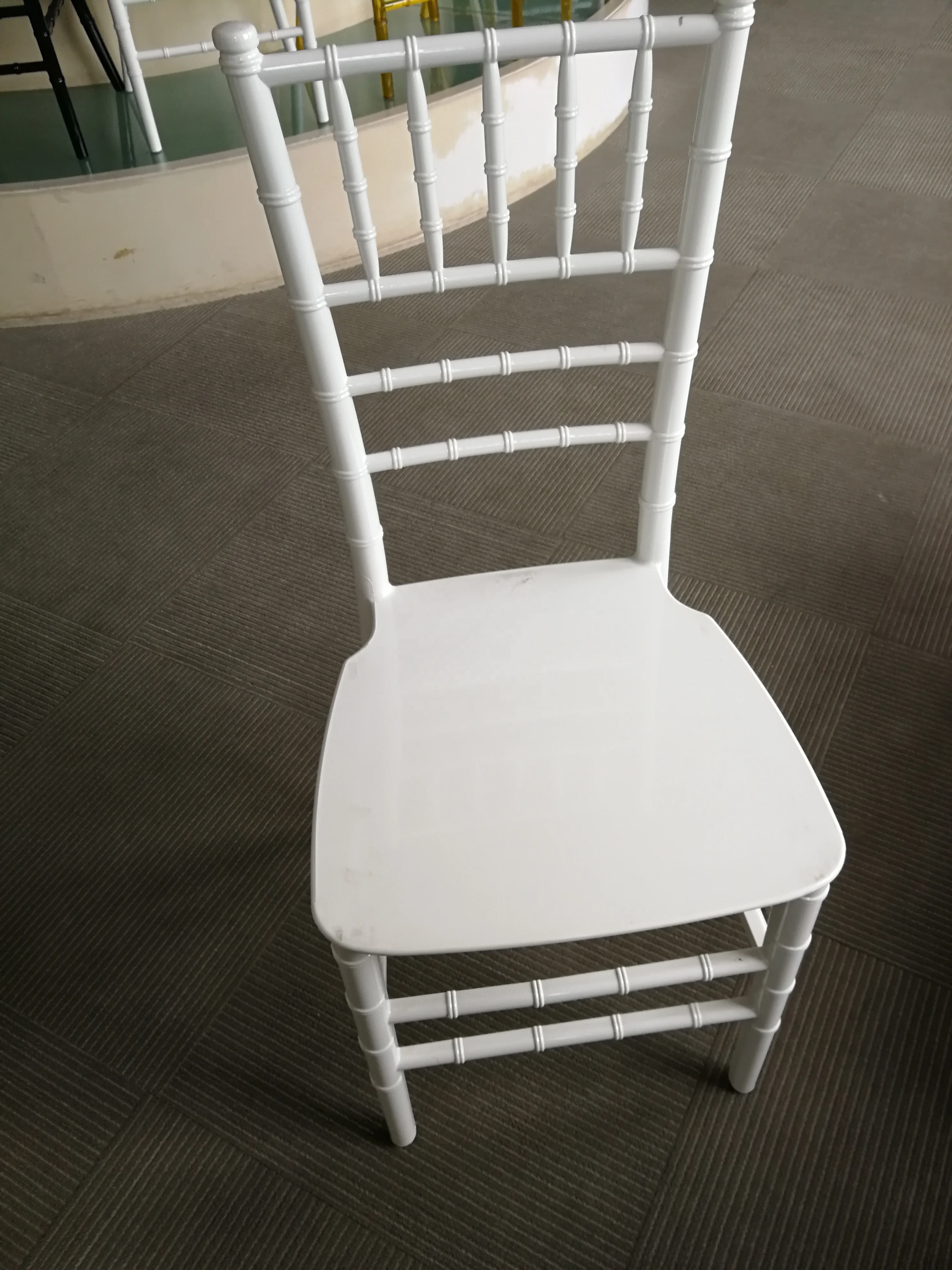 Лидер продаж цельный стул chiavari из белой смолы пластиковый