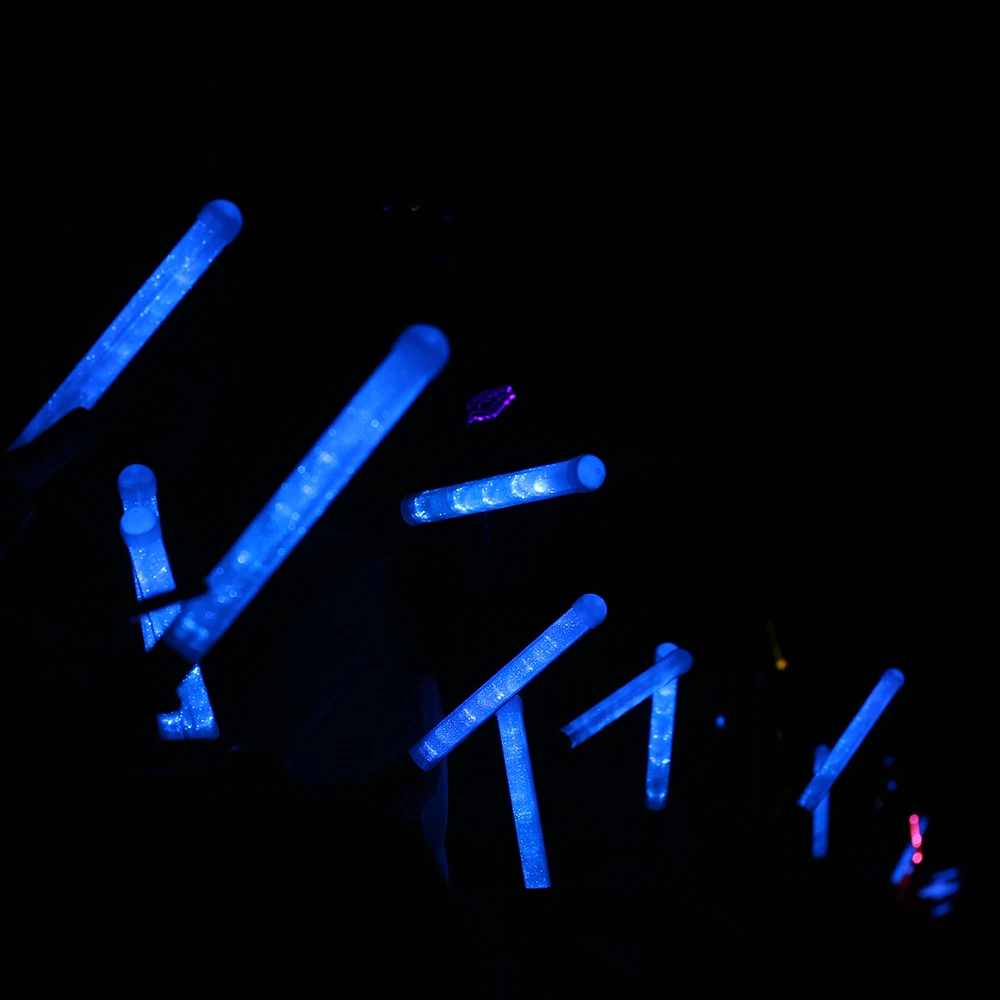 RANJIMA LED Leuchtstäbe 2er Set - 15 Farben Leuchtspielzeug Für Partys & Konzerte