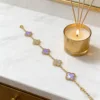 Oro tra il diamante colorato viola chiaro.