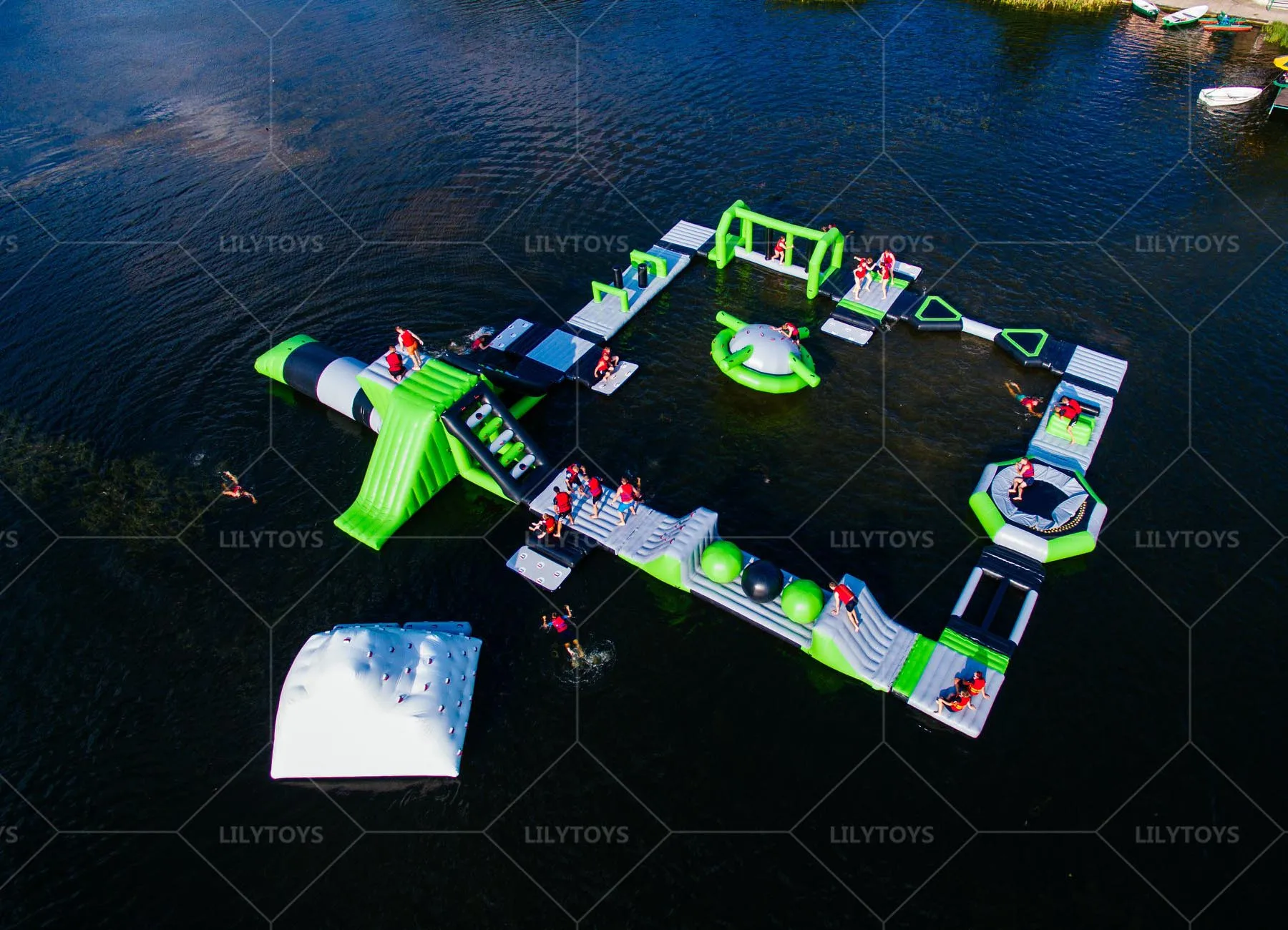 Popular Large Commercial Inflatable Water Park Equipment 35x64m 500kg Capacity Big Splash Good Design for Amusement Park