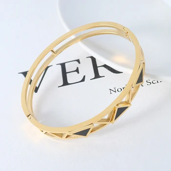 アクセサリー GOLDEN RATIO SHADOW TRIANGLE BANGLE Dainty Black Acrylic Triangle Bangles - Gold Plated Stainless