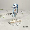 Adornos de caballitos de mar blancos y azules