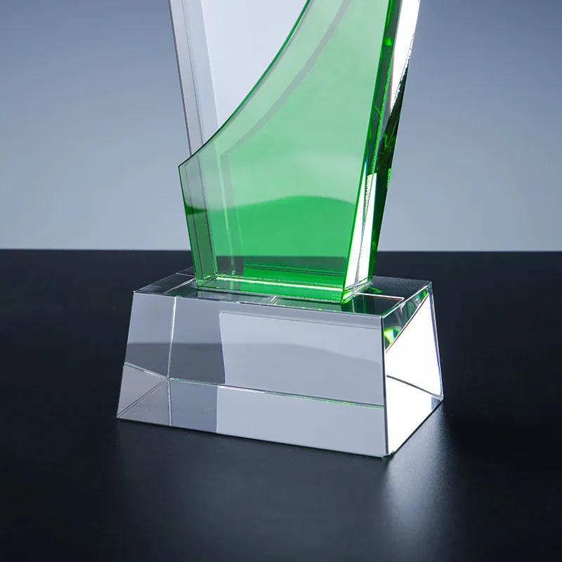 Factory direct sales can be customized k9 crystal green crescent can be sandblasted inside carved trophies factory