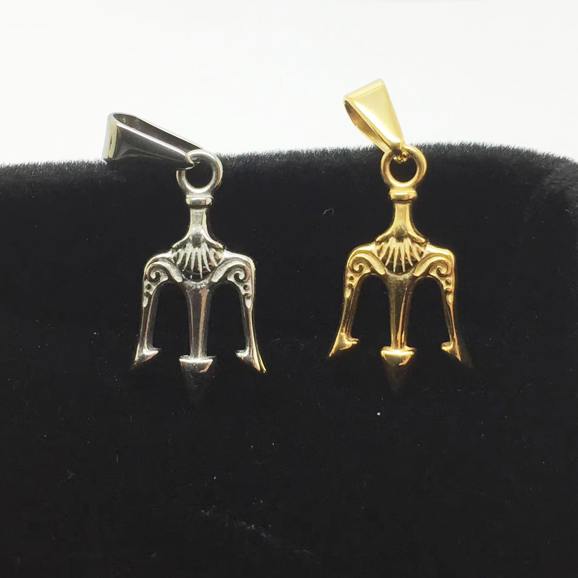 Collana con ciondolo tridente Poseidone nero da uomo | Classy Men Collection