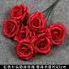 Ramo grande de rosas de mantequilla rojas de siete cabezas.