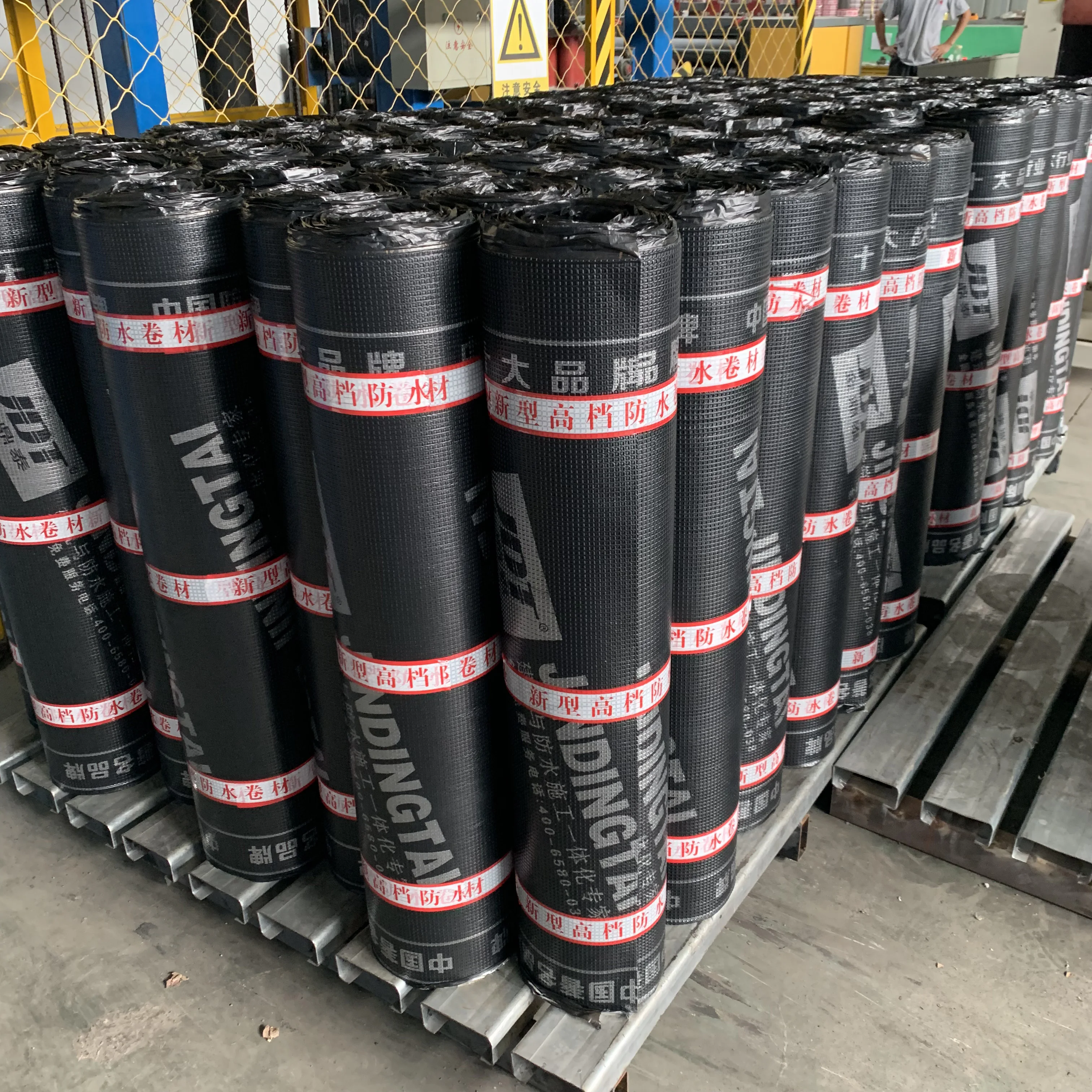 Bituminous Waterproofing Membrane Roll 3mm Thick with Sand Minerals Granules Building Roof Application SBS Polyester PE Material
