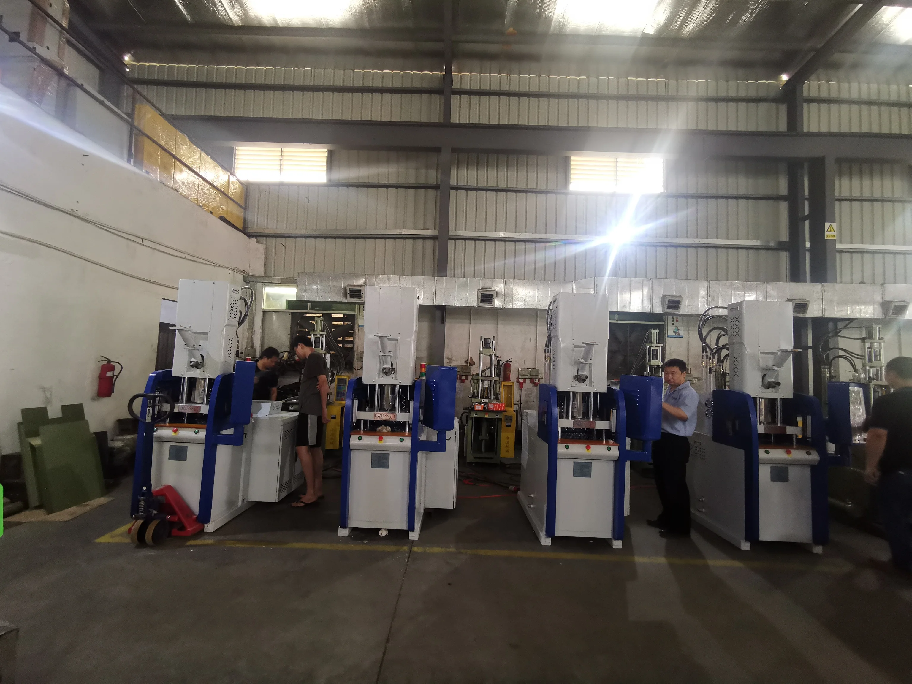 2021 New Design Vertical Injection Moulding Machine 30T