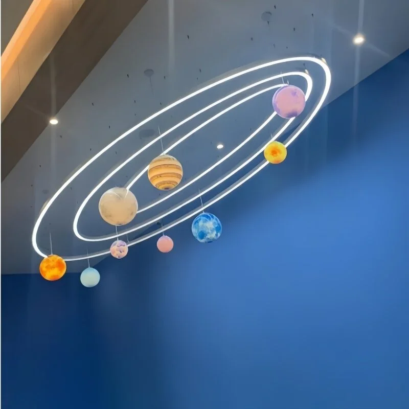 Lampu Gantung LED Berbentuk Oval untuk Taman Bermain Anak-Anak, Kelas TK, Aula, Laboratorium, Ruang Pelatihan Sekolah, dan Arena Permainan — Terbuat dari Besi dan PMMA