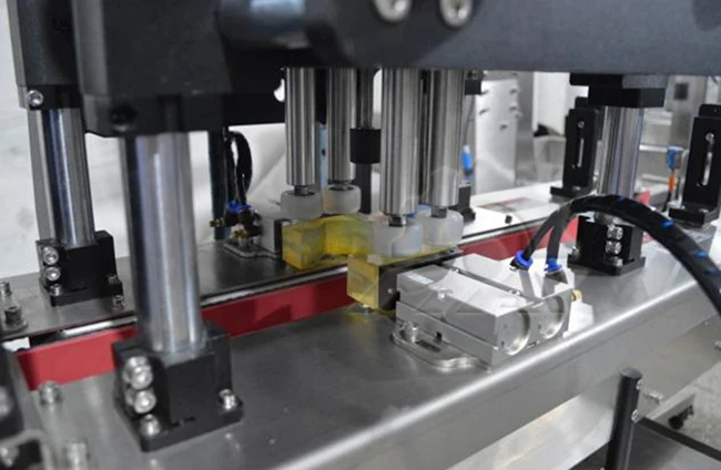 Four Wheels Full Automatic Capping Machine With Feeder Capping Screwing ...