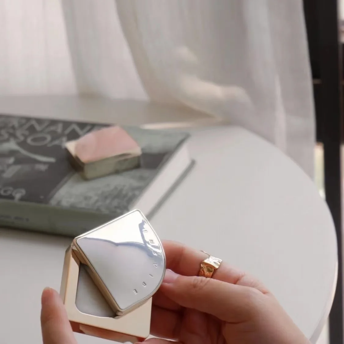 Customized Shinny Metal Elegant Males Solid Perfume Lip Balm Cream Triangular Spining Container Compact Packaging Tin