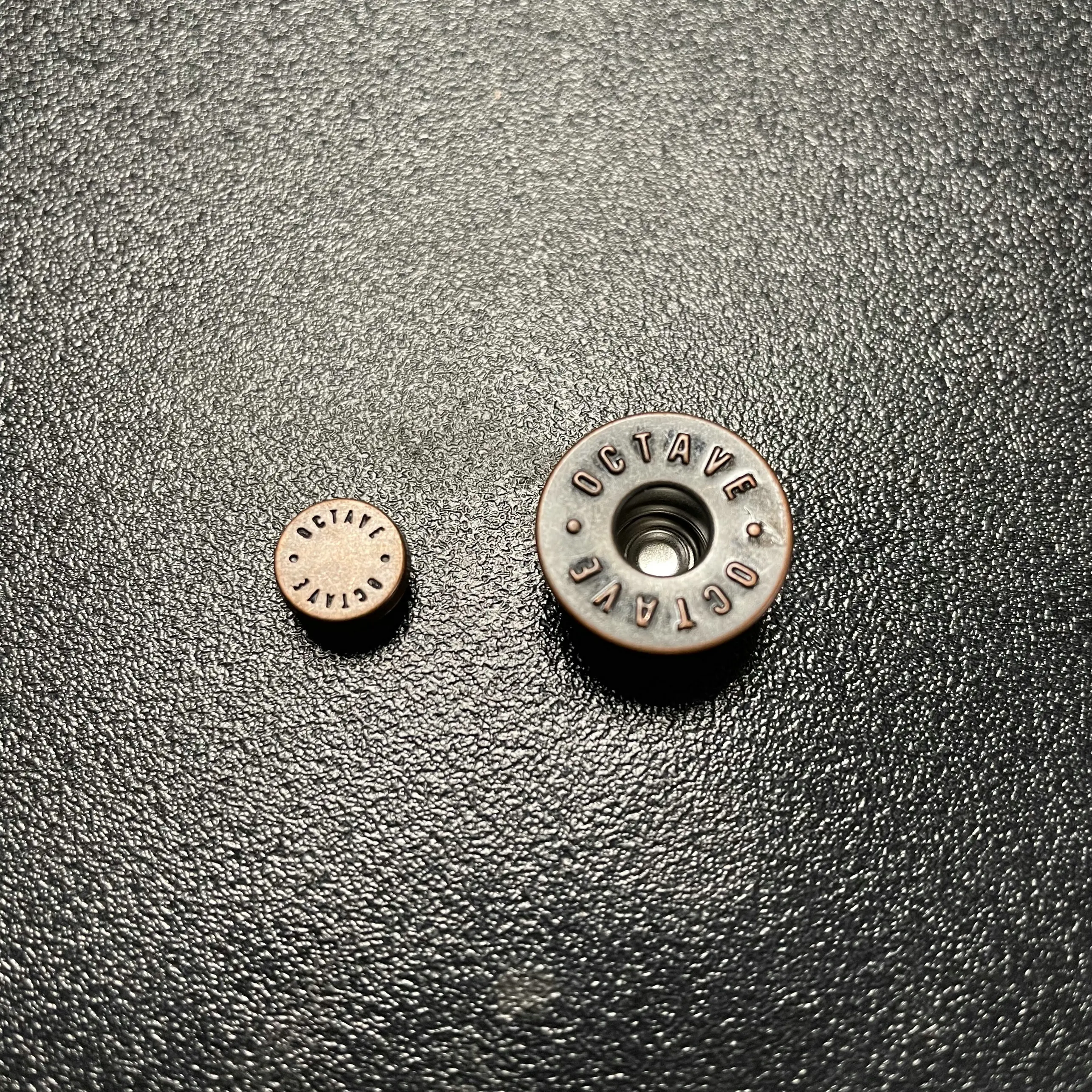 Латунные античные кнопки для этикеток с логотипом, заклепками, металлическая модная Высококачественная индивидуальная поддержка