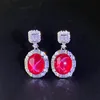 Pendientes de botón con estrella de seis puntas en corindón rojo.