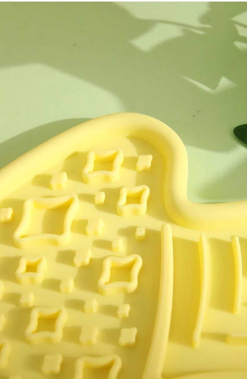 Tulip Small Medium Dog Silicone Anti-Choking Slow Food Mat Multi-Functional Licking Plate Pet Bowls Feeders supplier