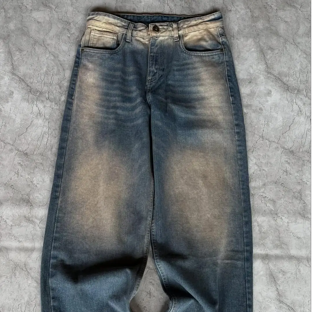 Sérsniðnar skemmdar acid wash jeans fyrir karla, rúmlegar, með breiðum endum, hiphop-buxur, miðja lág, punk-stíll, spray-litun og holu-útgáfa, gatnamarkaður stíll.