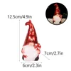 Cappello rosso natalizio con caramelle e luce