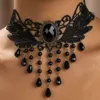 Girocollo con nappe di strass neri