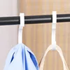 Paquete de cuatro ganchos para ropa.