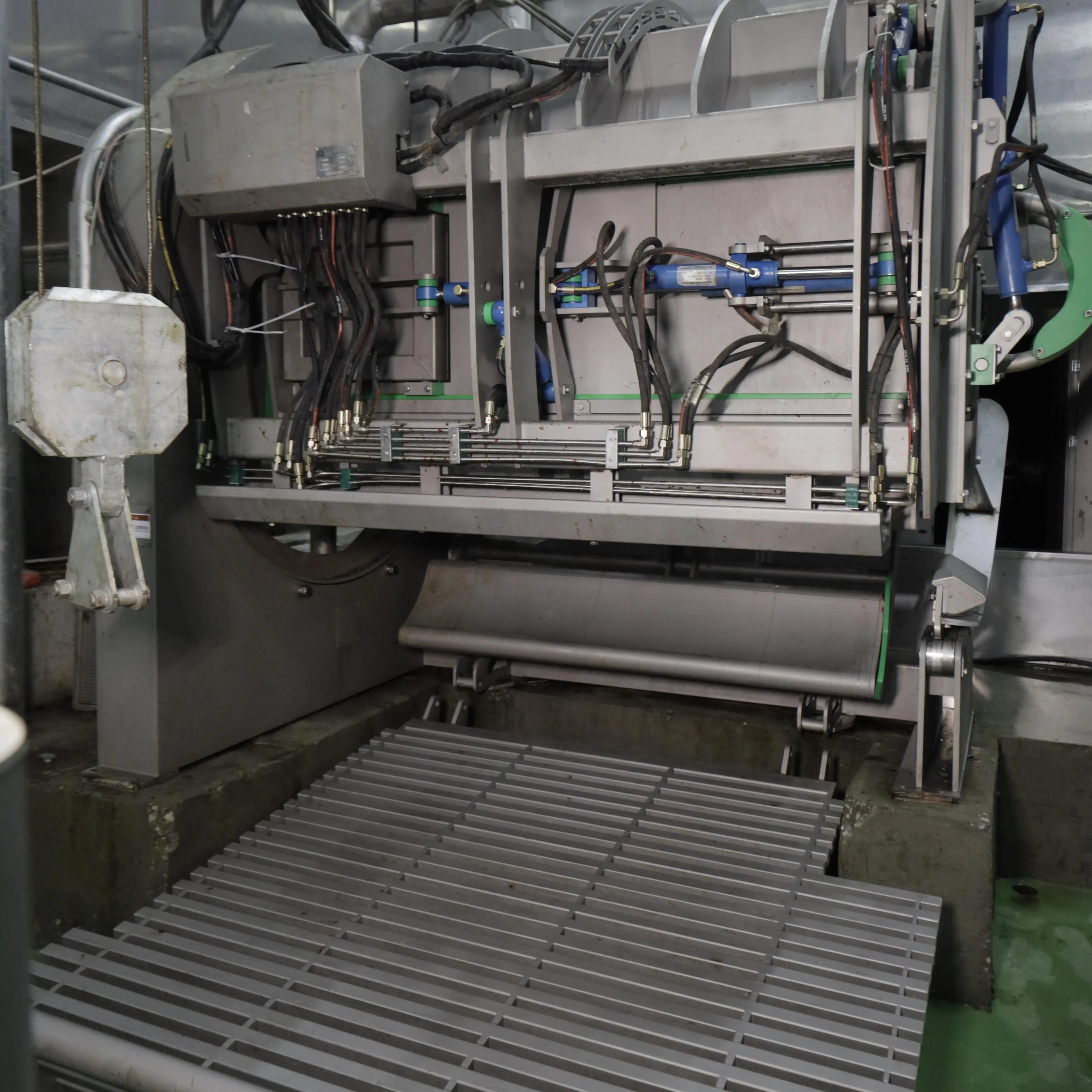 Professional pneumatic halal rotary slaughter box for humane and safe cattle processing