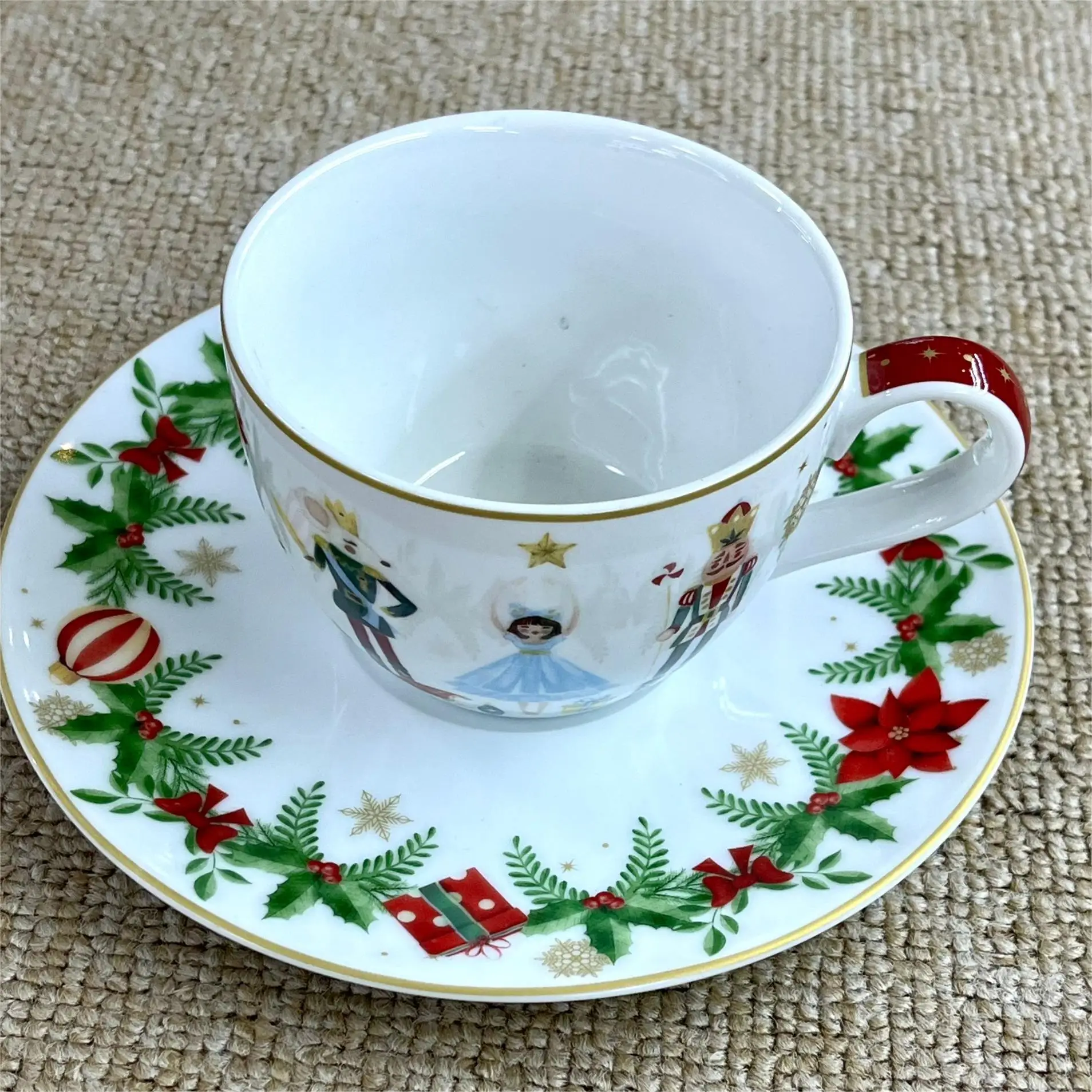 Certified International Christmas Story Red & Green Porcelain Fine Bone china 10.5in 8.5in 7.5in Dinner Plates supplier