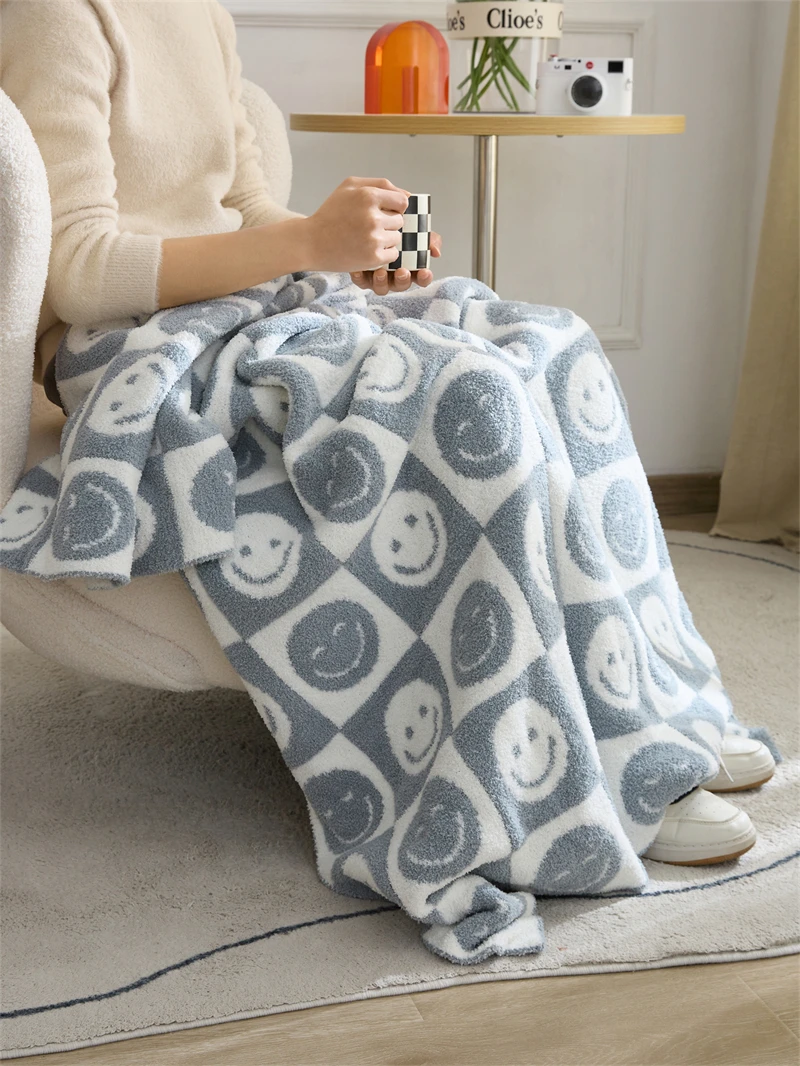 Factory Direct Sale  Smiling Checker Super Warm Comfortable Soft 100% Polyester Knitted Throw Blanket QPGXL details