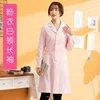 Chemise rose avec col blanc et manches longues