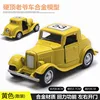 Auto d'epoca con tetto rigido giallo