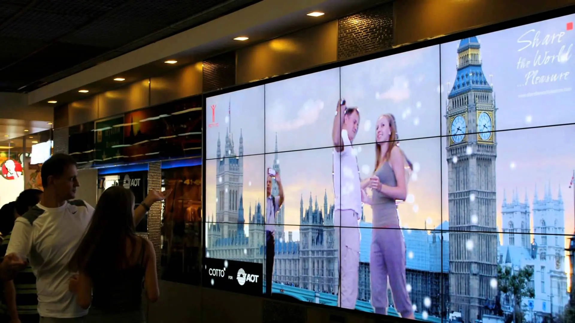 Постоянная реклама на экране. Видеостена Digital Signage. ЖК панели для видеостен. Интерактивные экраны в торговом центре. Видеостена на выставке.