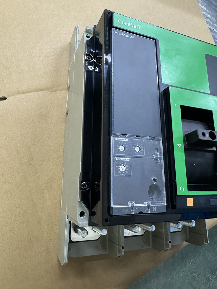 C080N320FM Circuit Breaker CompacT NS800N 800 Amp 3P MCCB