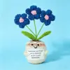 Pianta in vaso con pon pon blu e rosa