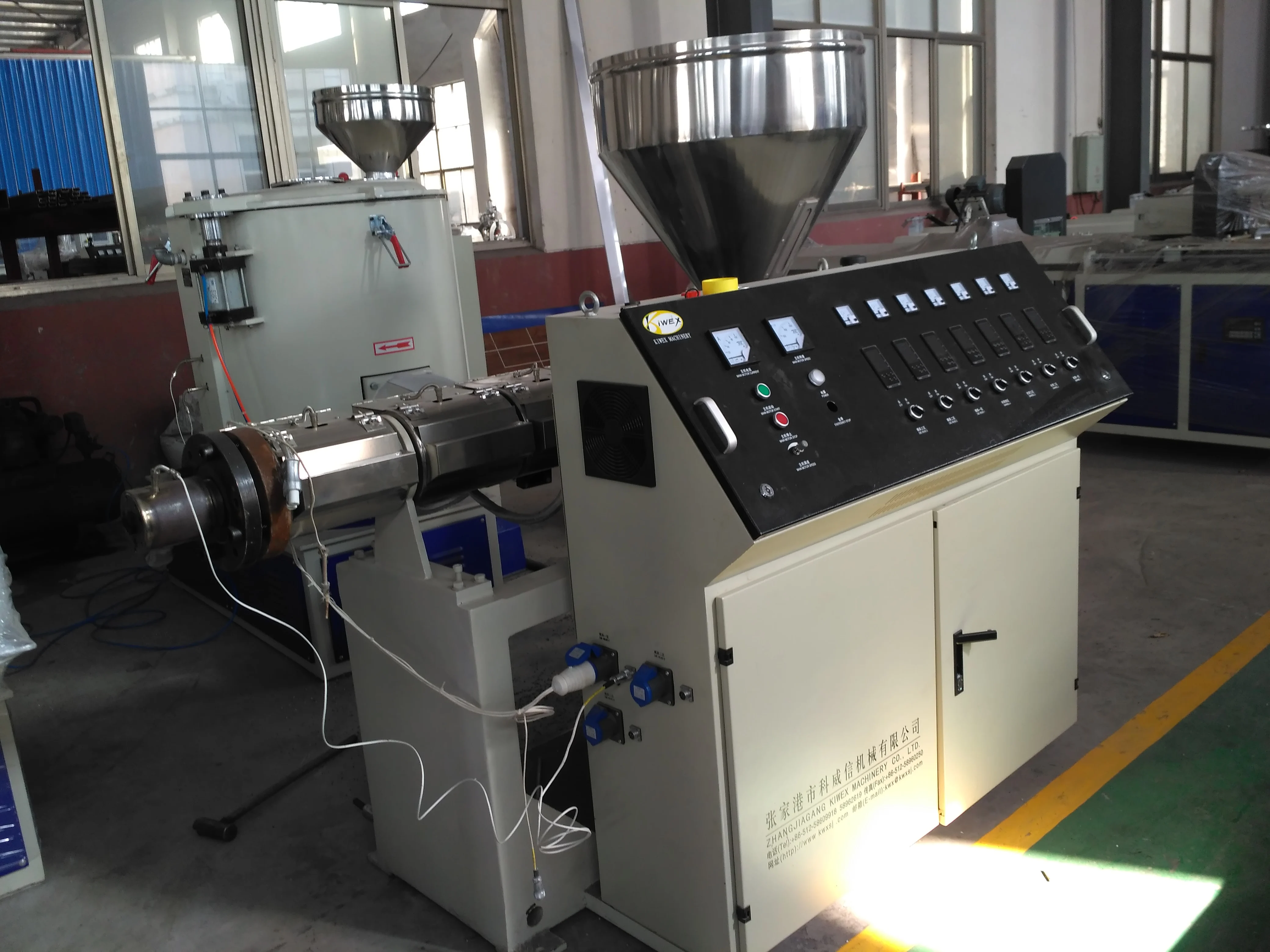 Одиночный небольшой экструдер с одним винтом SJ65 цена производственной линии