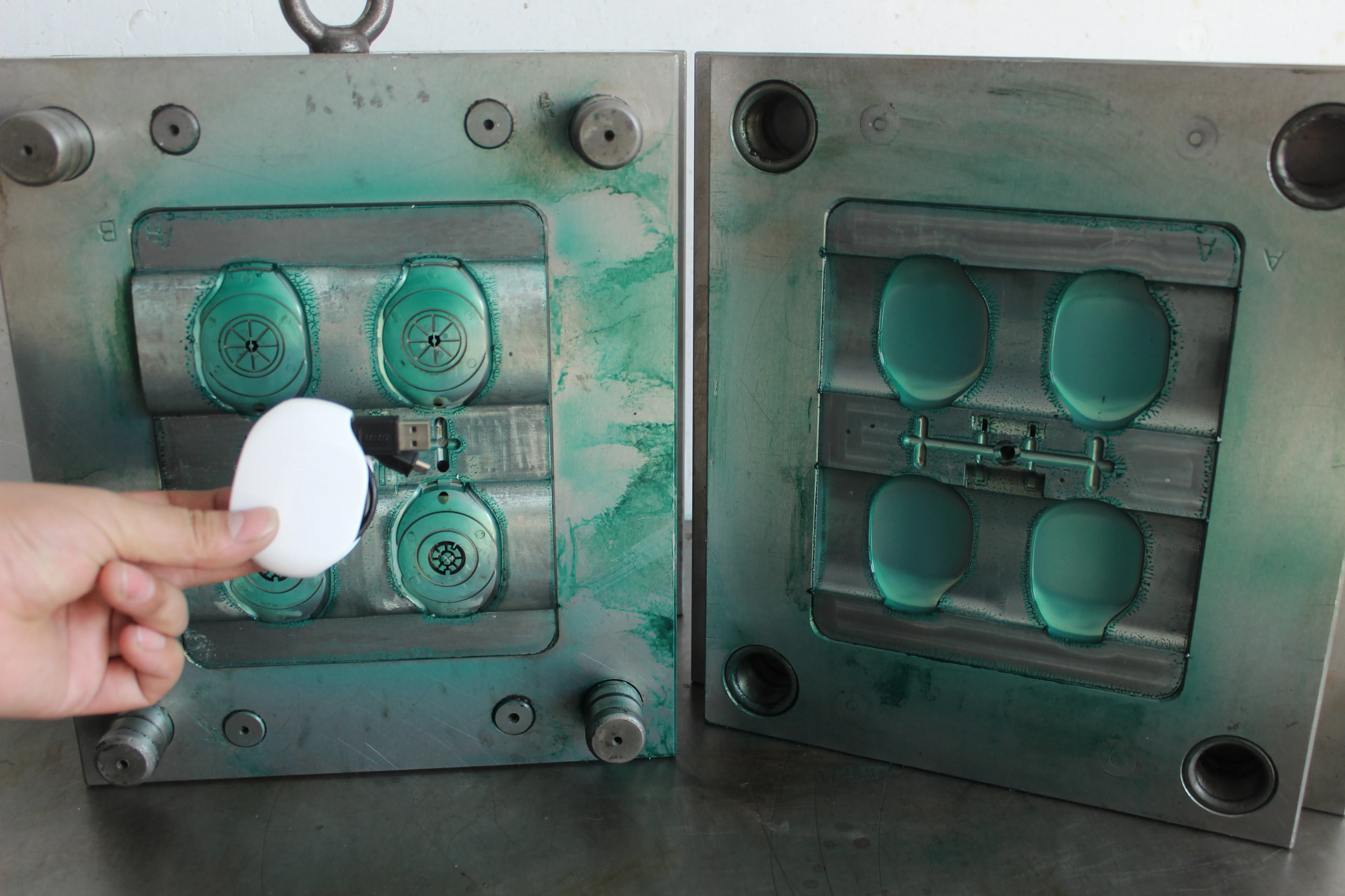 Запатентованный автоматический держатель кабеля с отдачей небольшой выдвижной чехол для