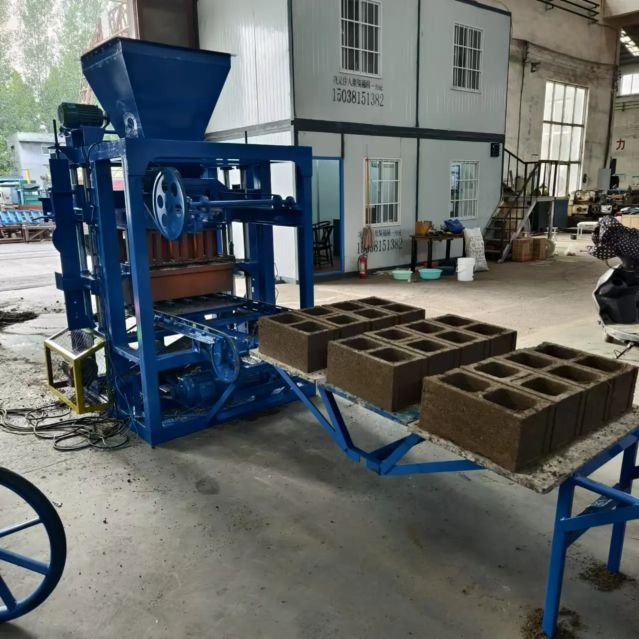 Полуавтоматическая производственная линия вибрационного типа питается от электродвигателя или генератора электроэнергии