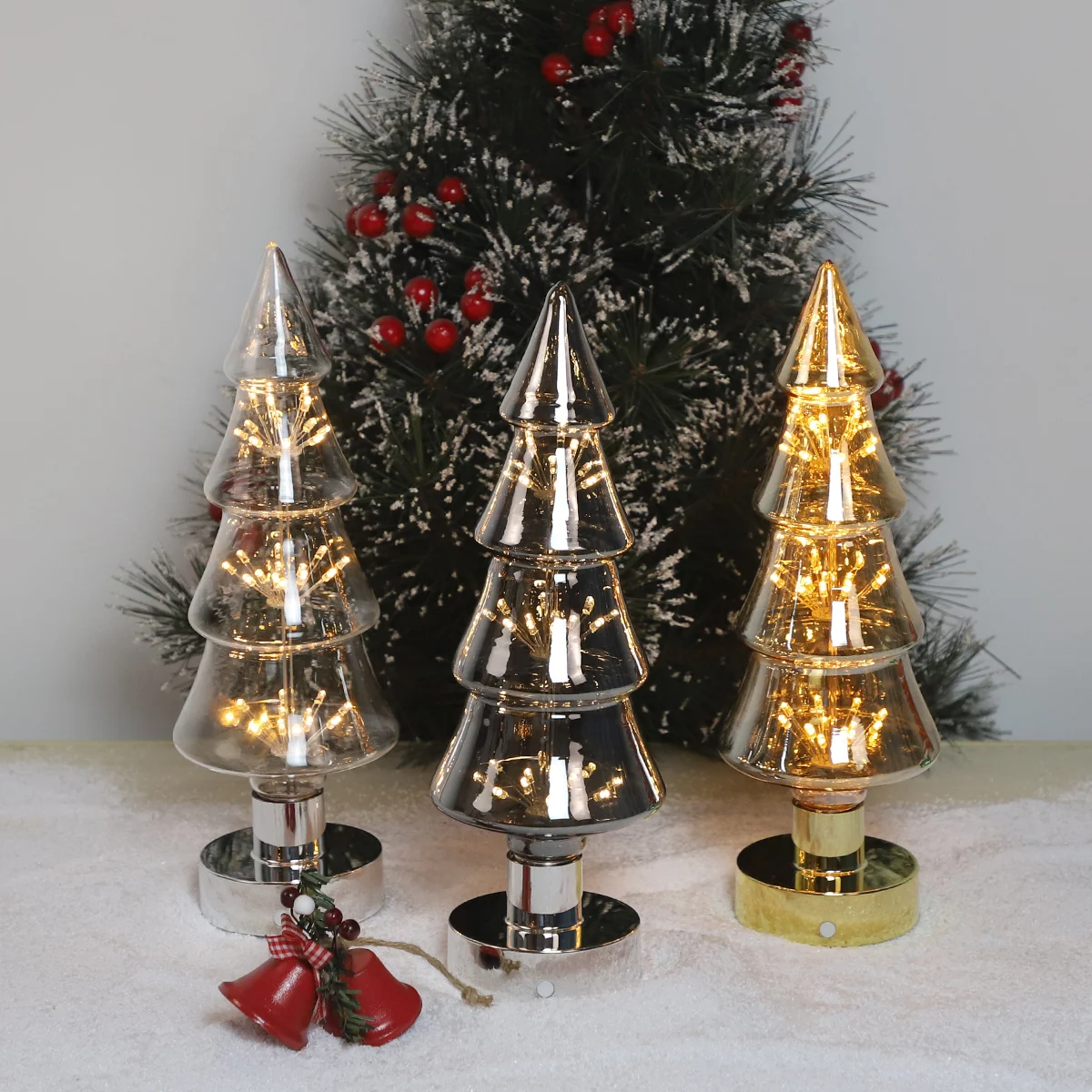 Visualizzazione su Tavolo dell'Albero di Natale in Vetro con Ornamenti in Vetro Variati Decorazione per la Stagione Festiva