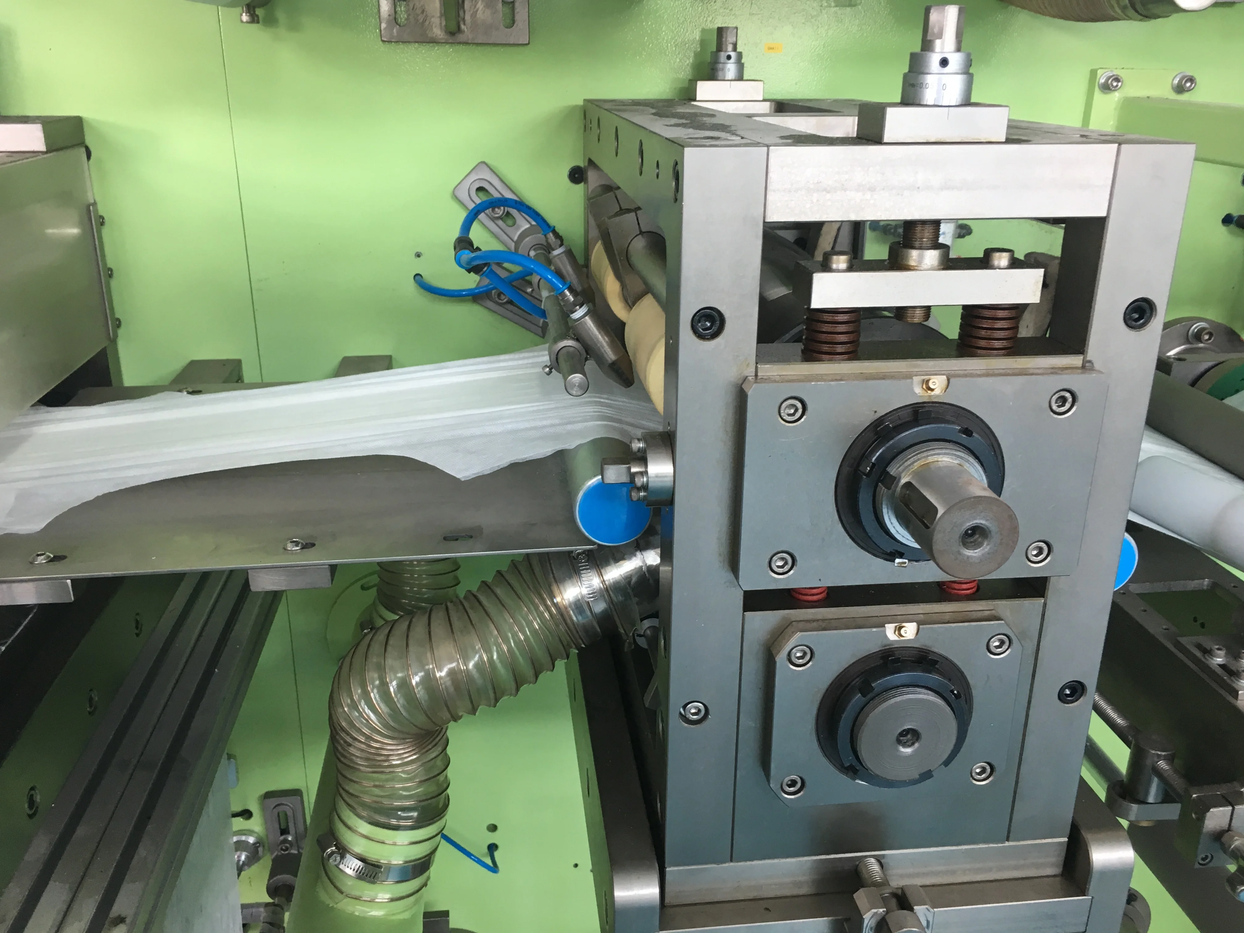 Welldone Semi Servo Automatic Baby Diaper Manufacturing Machine with Big Waistband Diaper Machinery