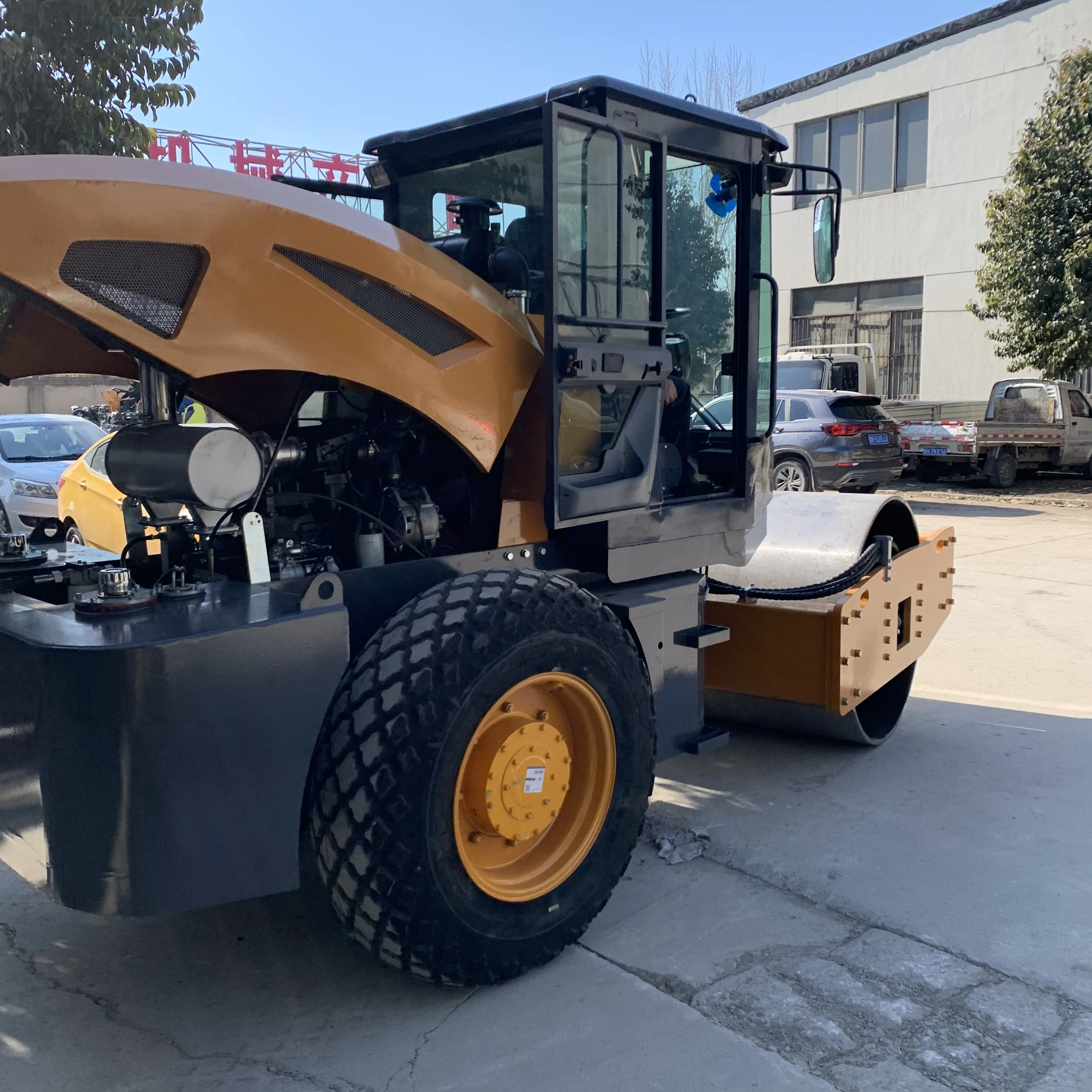 Sale 4 Ton-8 Ton 8000kg Vibratory Road Roller with Yanmar Diesel Engine EPA Rubber Tires Fully Hydraulic System Vibration Motor