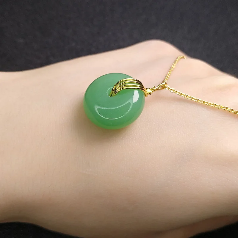 Katta kokraklari va mushuklari bolgan keksa ayollar