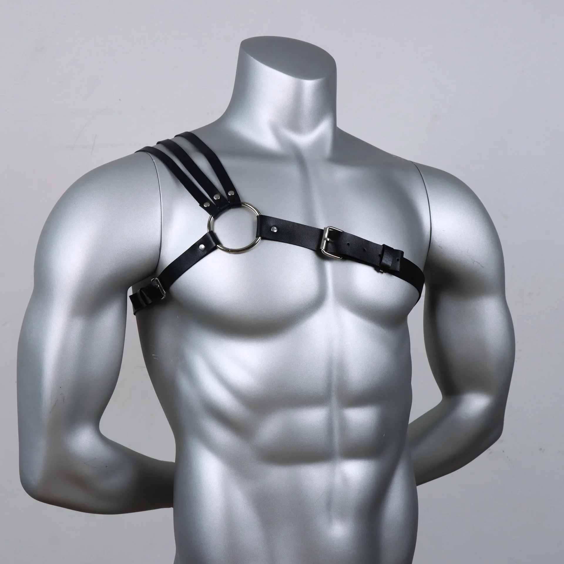 สายรัดหน้าอกหนังสำหรับผู้ชาย - สายรัดรัดตัวแบบรัดแน่น พร้อมหมุดและห่วงโลหะ หัวเข็มขัดปรับได้