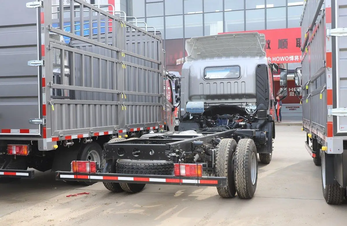 2024 Howo 4.2 m 151 HP 3280 Wheelbase Single-row 4X2 Sinotruck Light Cargo Truck in China for Transporting